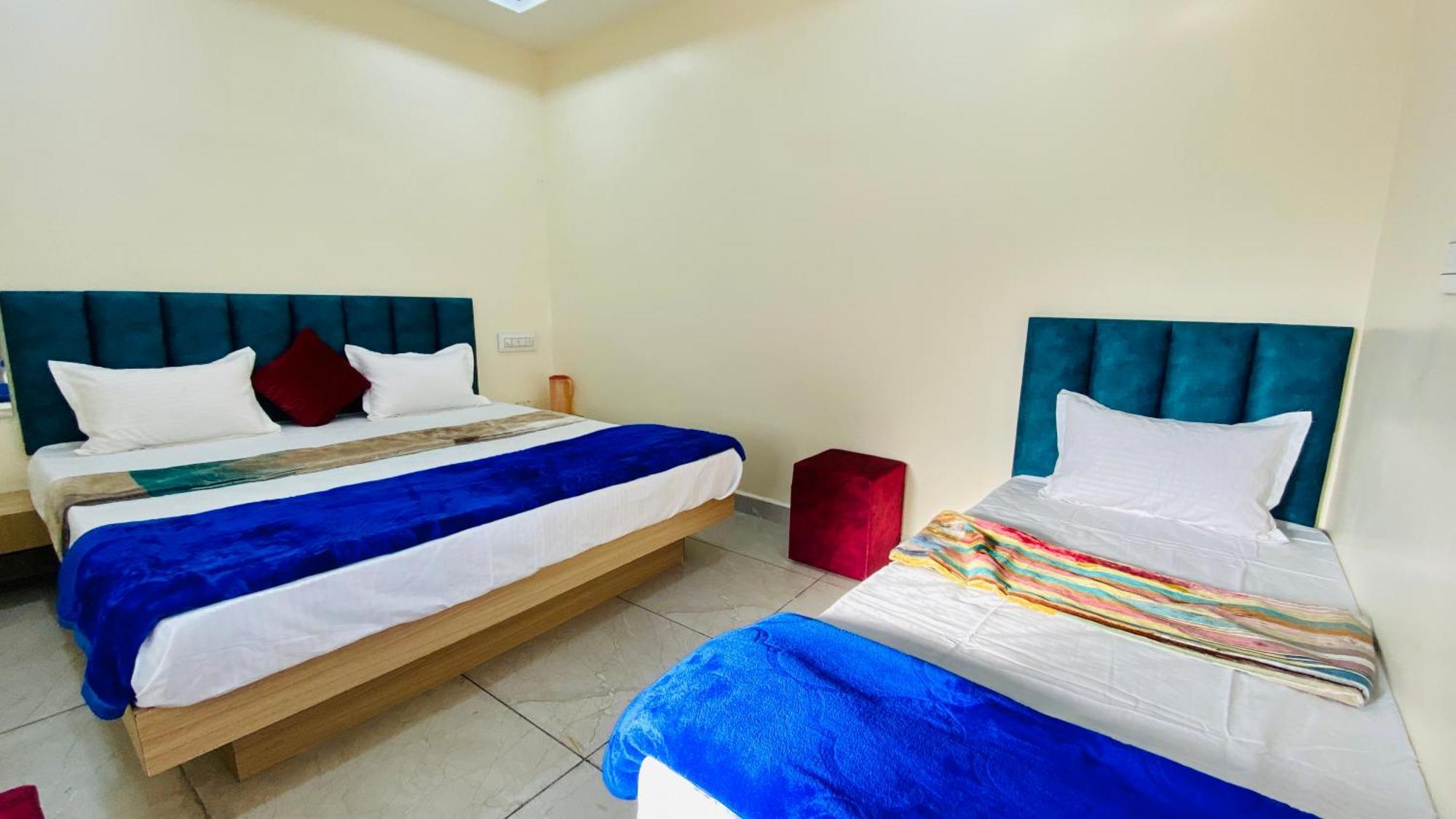 Hotel Raghavan In Front Of Railway Station Platform No 8 Ujjain Exterior photo