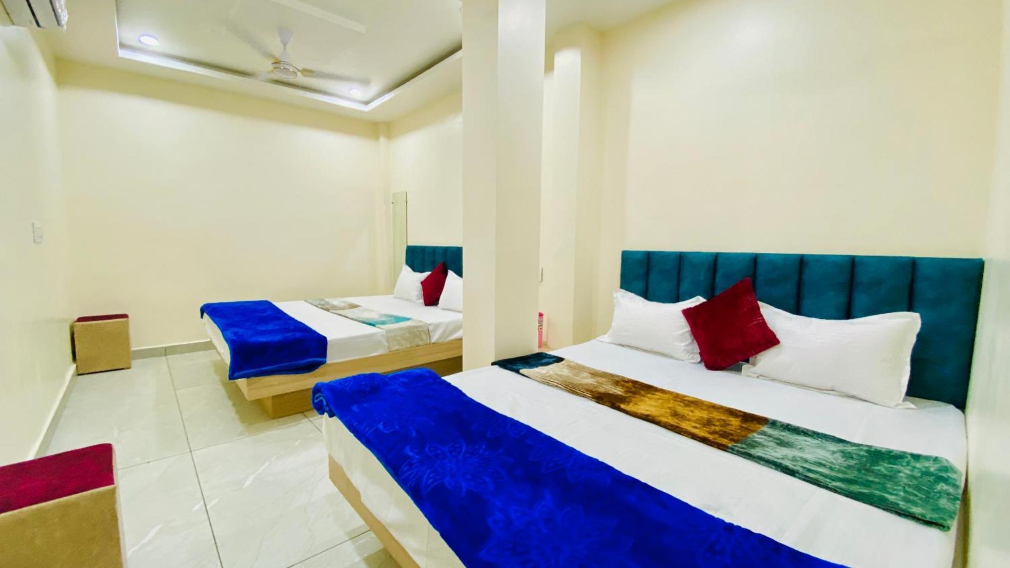 Hotel Raghavan In Front Of Railway Station Platform No 8 Ujjain Exterior photo
