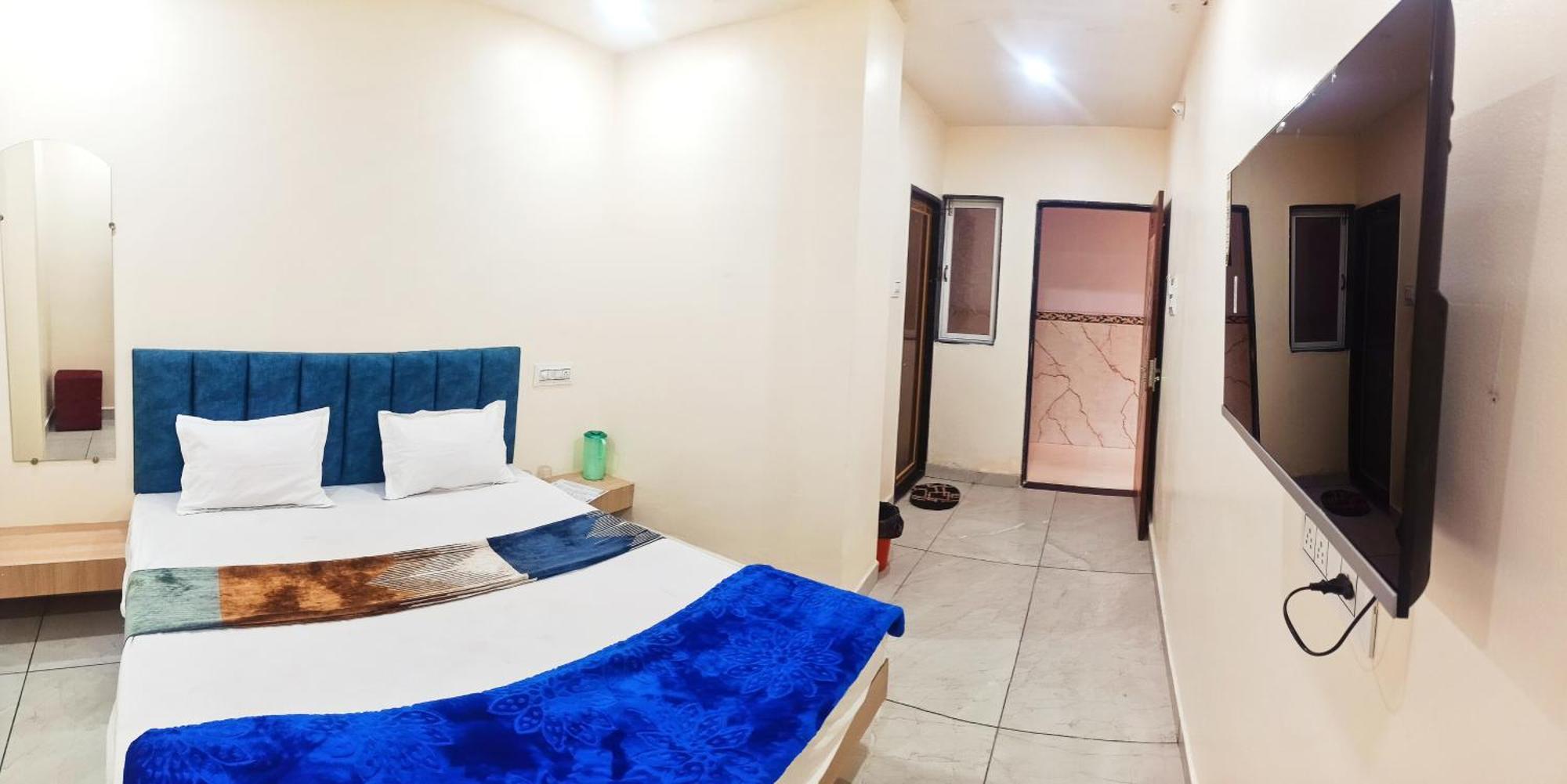 Hotel Raghavan In Front Of Railway Station Platform No 8 Ujjain Exterior photo