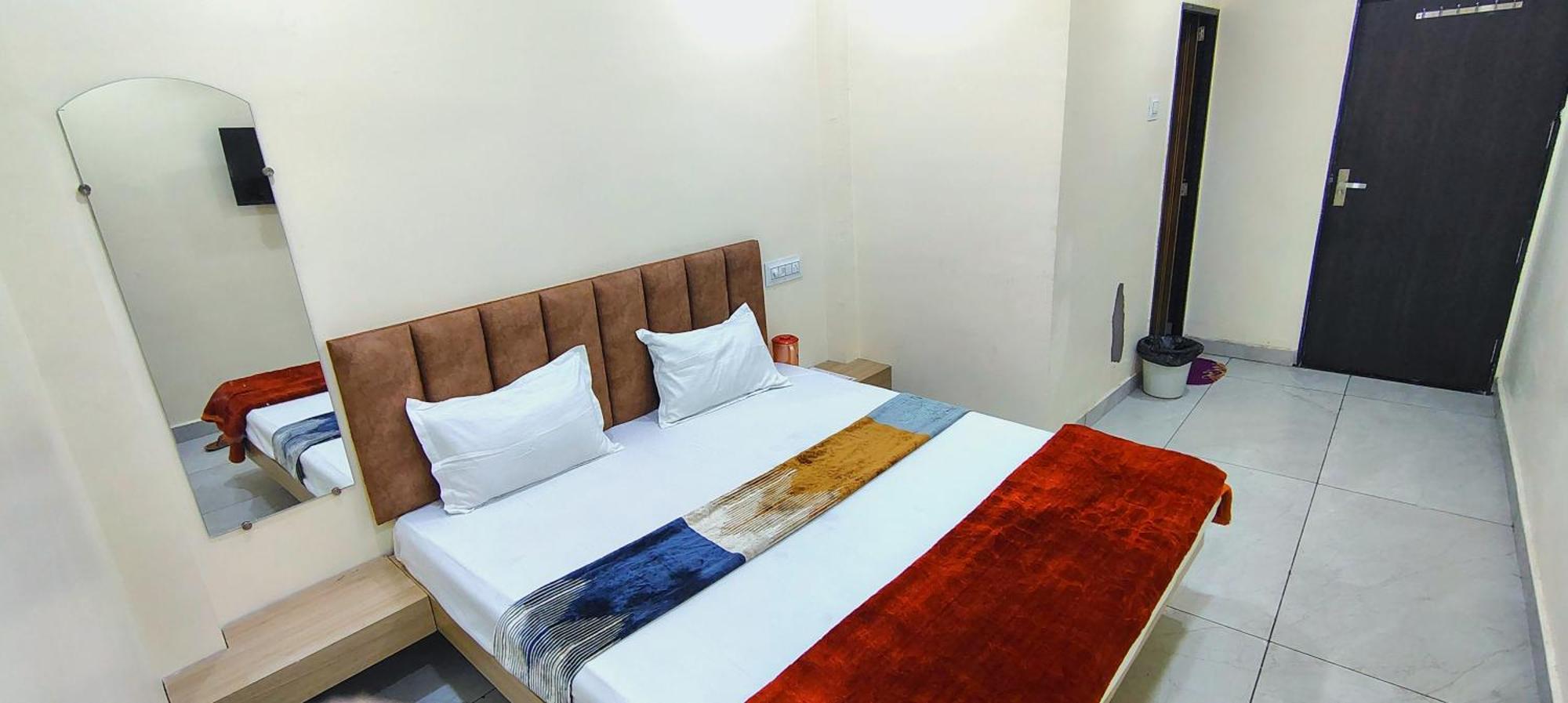 Hotel Raghavan In Front Of Railway Station Platform No 8 Ujjain Exterior photo