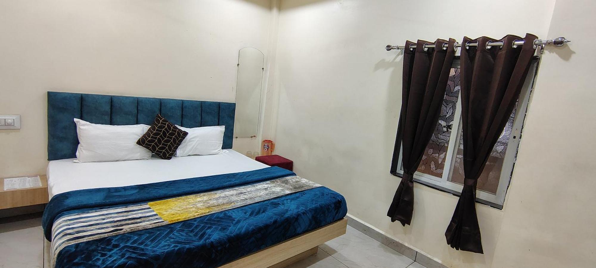 Hotel Raghavan In Front Of Railway Station Platform No 8 Ujjain Exterior photo